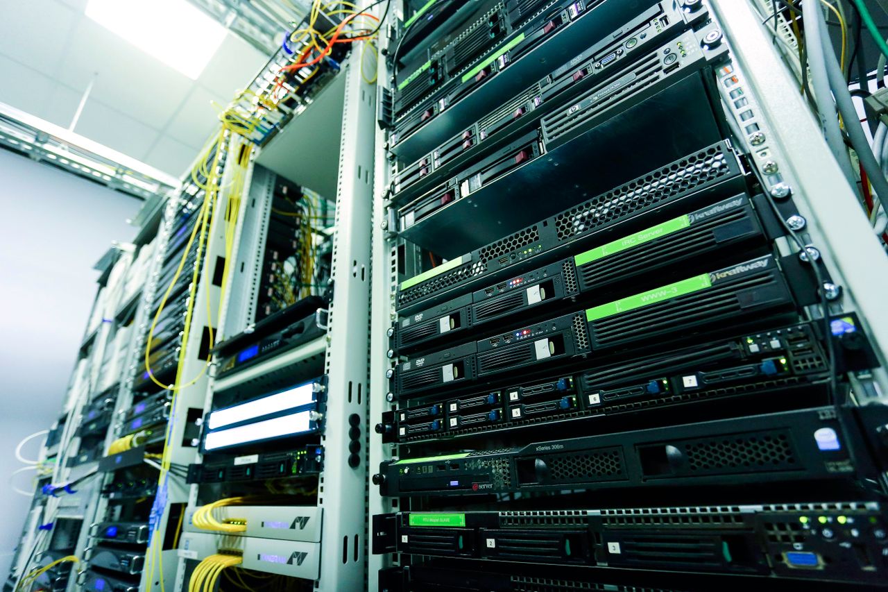 Serverrack med netværkskabler i et datacenter