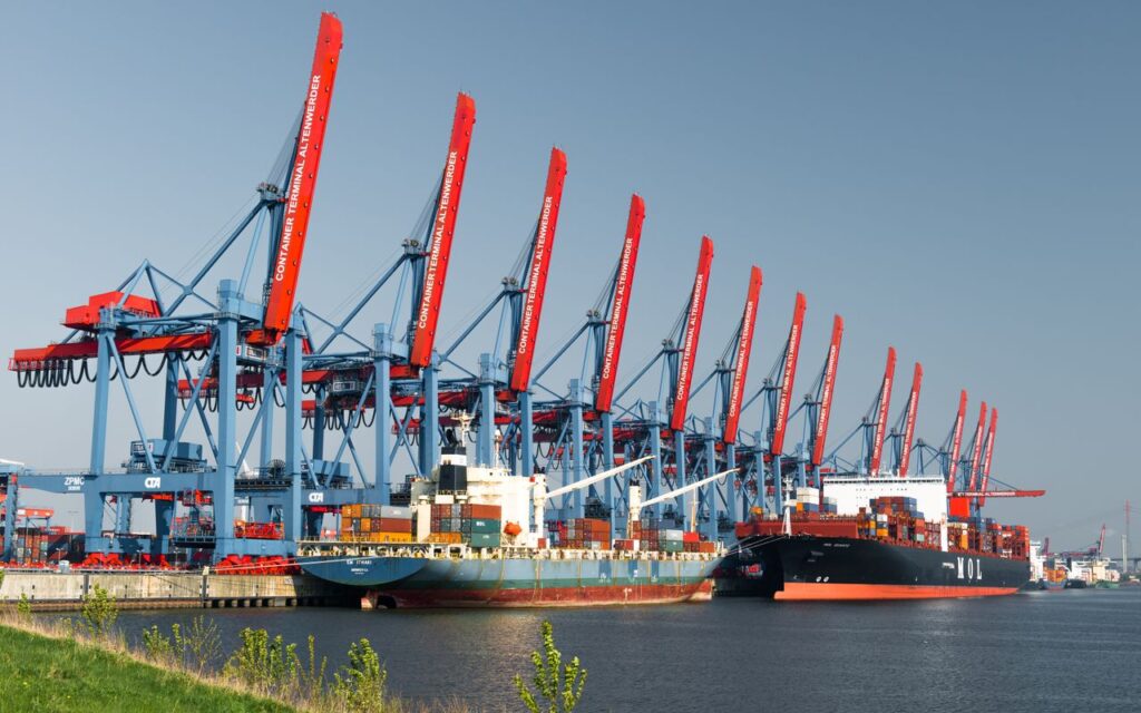 Containerskibe ved en havneterminal