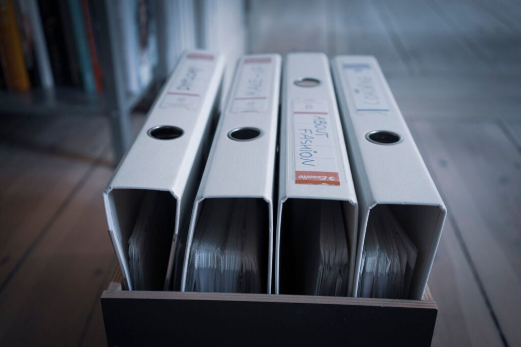 Mapper med plastlommer og titler set ovenfra