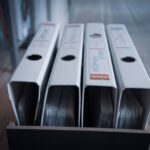 Mapper med plastlommer og titler set ovenfra