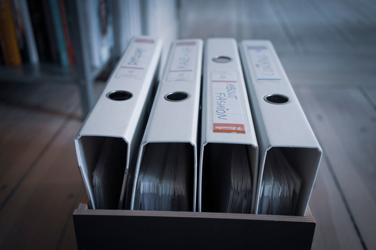 Mapper med plastlommer og titler set ovenfra
