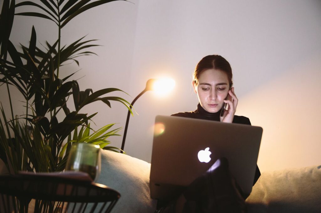Kvinde arbejder ved bærbar computer på sit hjemmekontor