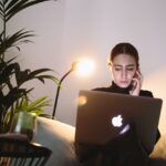 Kvinde arbejder ved bærbar computer på sit hjemmekontor